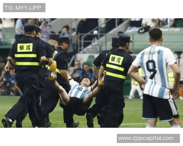 足球明星遭粉丝意外撞击引发关注球迷热情与安全隐患的双重考量